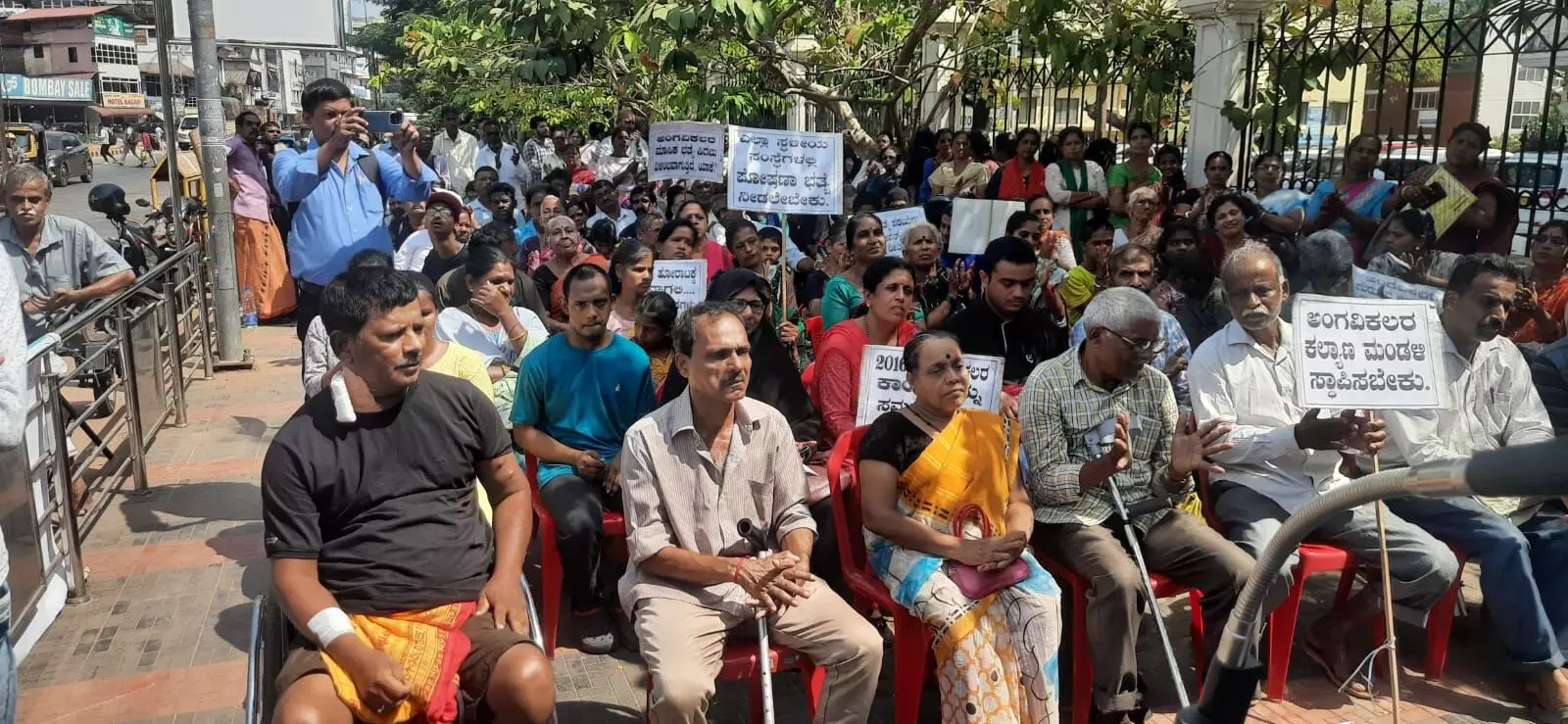 ಮಂಗಳೂರು: ಬೇಡಿಕೆ ಈಡೇರಿಸಲು ಆಗ್ರಹಿಸಿ ವಿಕಲಚೇತನರ ಪ್ರತಿಭಟನೆ ಮಂಗಳೂರು: ಬೇಡಿಕೆ ಈಡೇರಿಸಲು ಆಗ್ರಹಿಸಿ ವಿಕಲಚೇತನರ ಪ್ರತಿಭಟನೆ