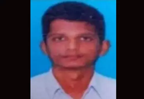 ಕೋಡಿಸಮುದ್ರ ತೀರದಲ್ಲಿ ಯುವಕನ ಮೃತದೇಹ ಪತ್ತೆ; ಆತ್ಮಹತ್ಯೆ ಶಂಕೆ ಕೋಡಿಸಮುದ್ರ ತೀರದಲ್ಲಿ ಯುವಕನ ಮೃತದೇಹ ಪತ್ತೆ; ಆತ್ಮಹತ್ಯೆ ಶಂಕೆ