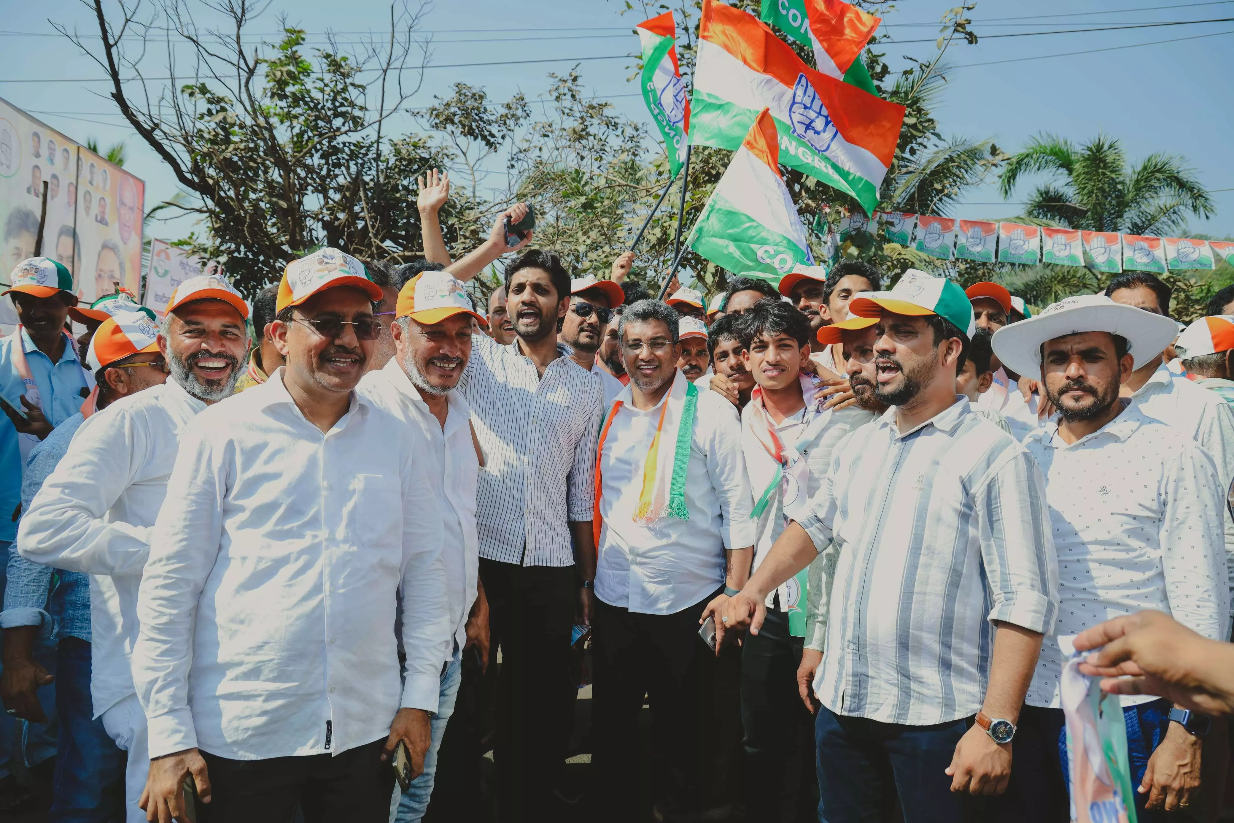 ಇನಾಯತ್ ಅಲಿ ನೇತೃತ್ವ; ಮಂಗಳೂರು ಉತ್ತರದಿಂದ 150ಕ್ಕೂ ಅಧಿಕ ಬಸ್ಗಳಲ್ಲಿ ಆಗಮಿಸಿದ ಕಾರ್ಯಕರ್ತರು ಇನಾಯತ್ ಅಲಿ ನೇತೃತ್ವ; ಮಂಗಳೂರು ಉತ್ತರದಿಂದ 150ಕ್ಕೂ ಅಧಿಕ ಬಸ್ಗಳಲ್ಲಿ ಆಗಮಿಸಿದ ಕಾರ್ಯಕರ್ತರು