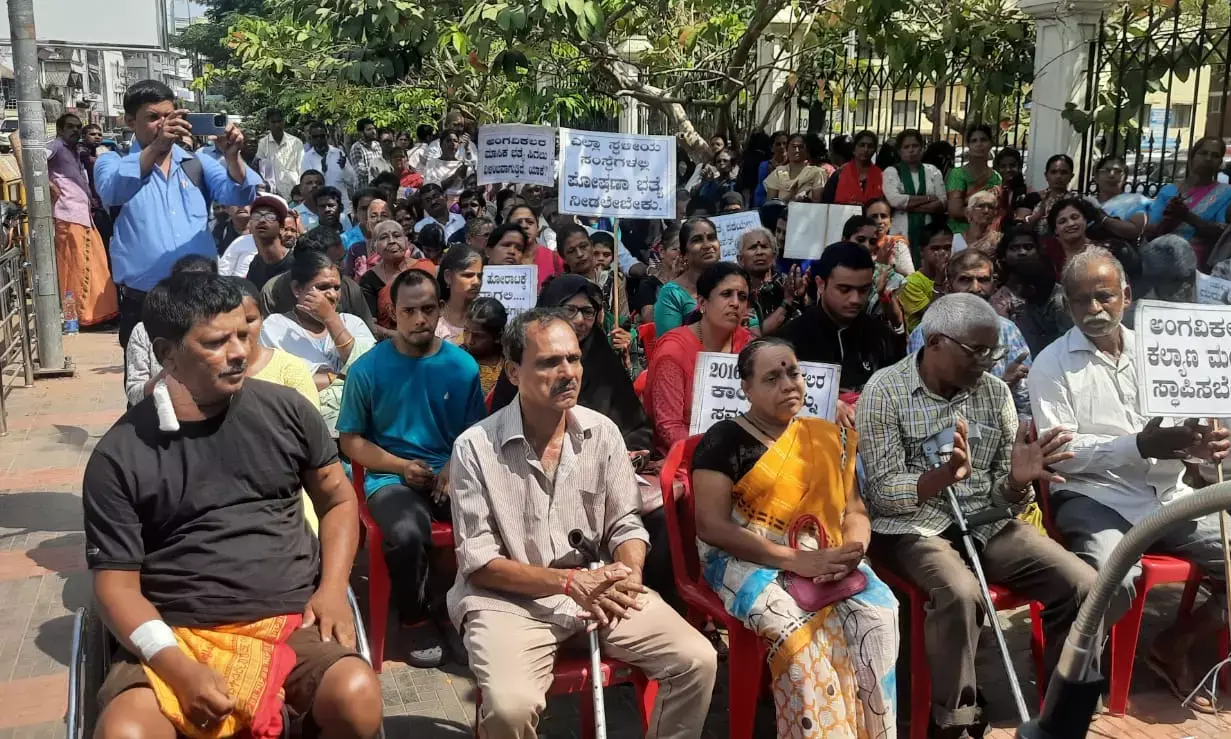 ಮಂಗಳೂರು: ಬೇಡಿಕೆ ಈಡೇರಿಸಲು ಆಗ್ರಹಿಸಿ ವಿಕಲಚೇತನರ ಪ್ರತಿಭಟನೆ