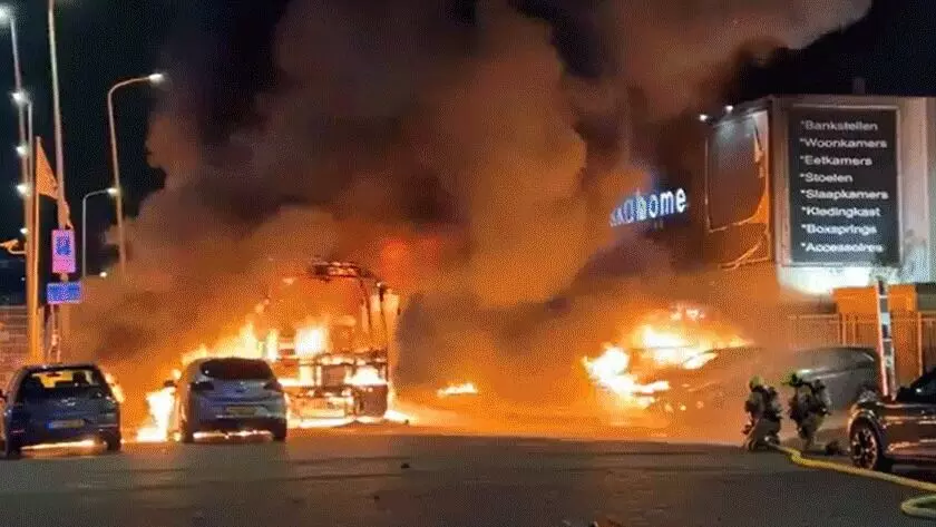 ನೆದರ್ ಲ್ಯಾಂಡ್ ನಲ್ಲಿ ಹಿಂಸಾಚಾರ : ಪೊಲೀಸ್ ವ್ಯಾನ್‍ಗೆ ಬೆಂಕಿ; 4 ಪೊಲೀಸರಿಗೆ ಗಾಯ