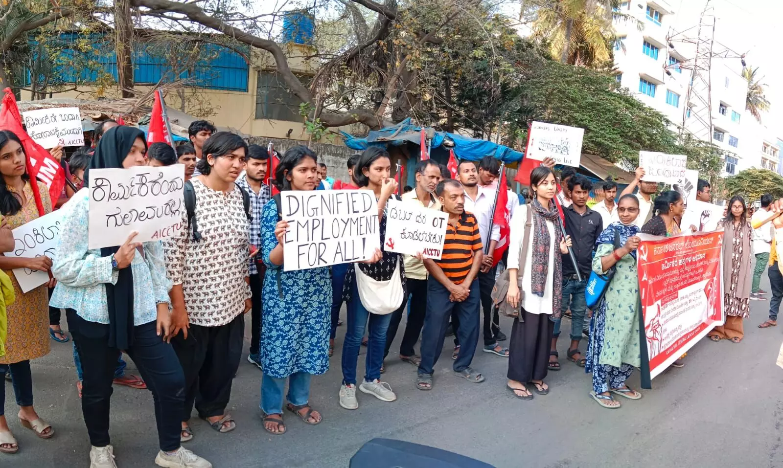 ಕಾರ್ಮಿಕರ ಬೇಡಿಕೆ ಈಡೇರಿಸುವಂತೆ ಒತ್ತಾಯಿಸಿ ಧರಣಿ ಕಾರ್ಮಿಕರ ಬೇಡಿಕೆ ಈಡೇರಿಸುವಂತೆ ಒತ್ತಾಯಿಸಿ ಧರಣಿ