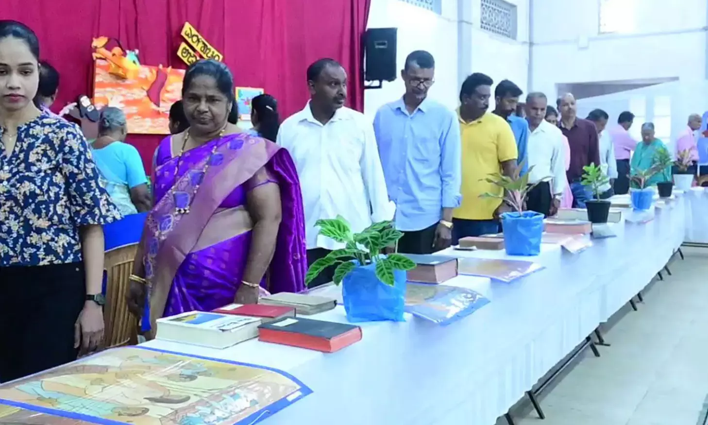 ತೊಟ್ಟಂ ಸಂತ ಅನ್ನಮ್ಮ ದೇವಾಲಯದಲ್ಲಿ ಬೈಬಲ್‌ಗಳ ಪ್ರದರ್ಶನ