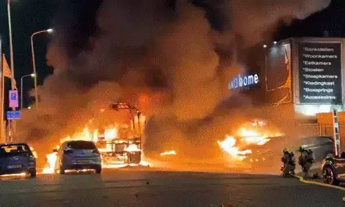 ನೆದರ್ ಲ್ಯಾಂಡ್ ನಲ್ಲಿ ಹಿಂಸಾಚಾರ : ಪೊಲೀಸ್ ವ್ಯಾನ್‍ಗೆ ಬೆಂಕಿ; 4 ಪೊಲೀಸರಿಗೆ ಗಾಯ