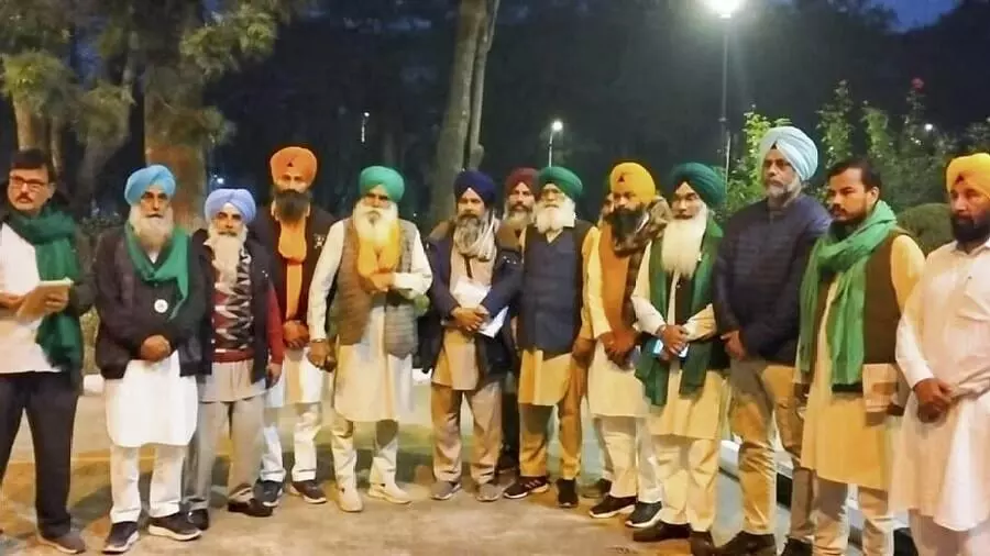 ರೈತರ ಜೊತೆಗಿನ 4ನೇ ಸುತ್ತಿನ ಮಾತುಕತೆಯಲ್ಲಿ 5 ವರ್ಷಗಳ ಕಾಲ ಕನಿಷ್ಠ ಬೆಂಬಲ ಬೆಲೆಗಳಲ್ಲಿ ಬೆಳೆ ಖರೀದಿಸುವ ಪ್ರಸ್ತಾವನೆ ಮುಂದಿಟ್ಟ ಕೇಂದ್ರ ರೈತರ ಜೊತೆಗಿನ 4ನೇ ಸುತ್ತಿನ ಮಾತುಕತೆಯಲ್ಲಿ 5 ವರ್ಷಗಳ ಕಾಲ ಕನಿಷ್ಠ ಬೆಂಬಲ ಬೆಲೆಗಳಲ್ಲಿ ಬೆಳೆ ಖರೀದಿಸುವ ಪ್ರಸ್ತಾವನೆ ಮುಂದಿಟ್ಟ ಕೇಂದ್ರ