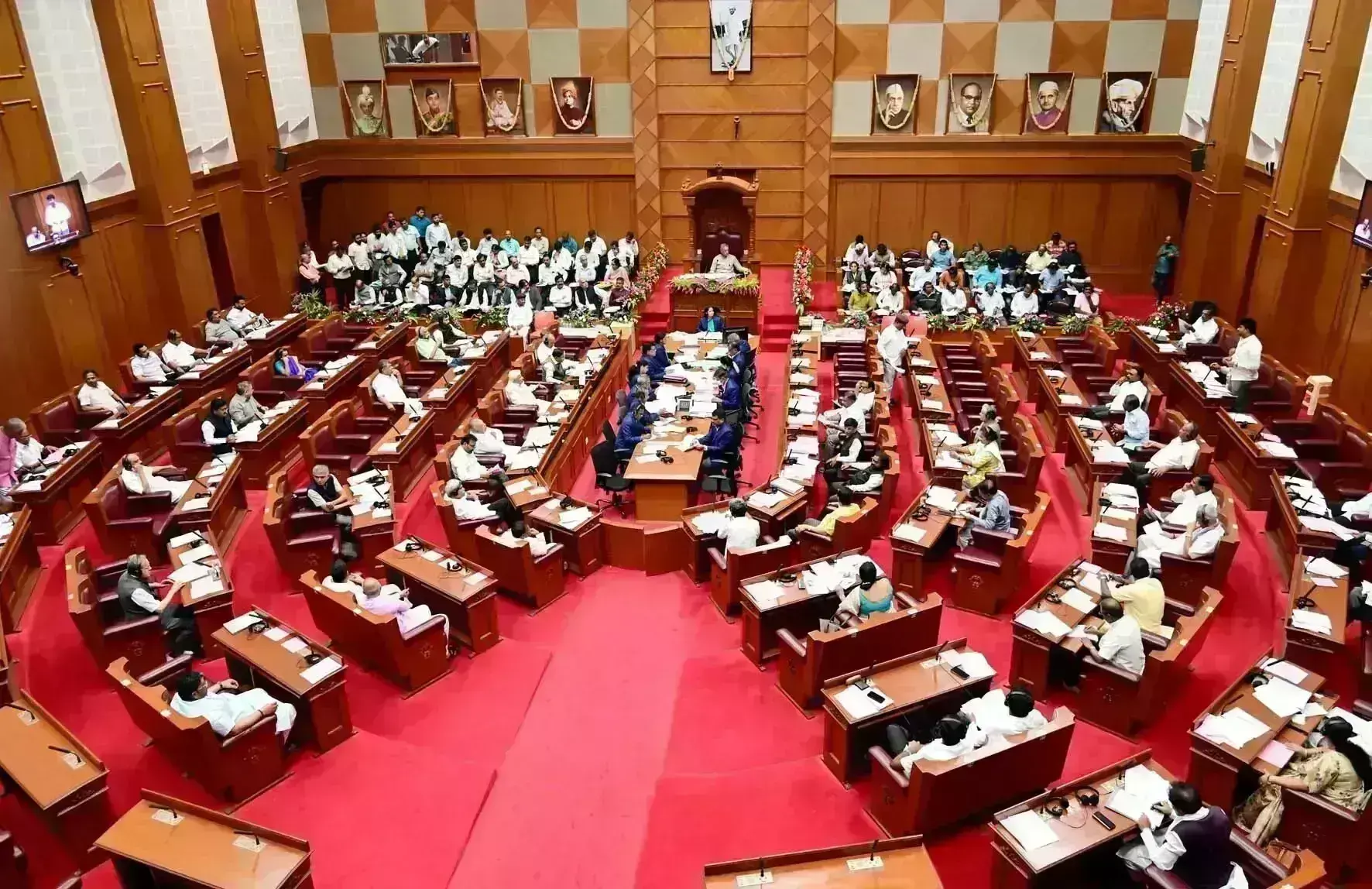 ‘ಜ್ಞಾನ ದೇಗುಲವಿದು ಧೈರ್ಯವಾಗಿ ಪ್ರಶ್ನಿಸು’ : ಪರಿಷತ್ನಲ್ಲಿ ಪ್ರತಿಧ್ವನಿಸಿದ ಕುವೆಂಪು ಘೋಷ ವಾಕ್ಯ ‘ಜ್ಞಾನ ದೇಗುಲವಿದು ಧೈರ್ಯವಾಗಿ ಪ್ರಶ್ನಿಸು’ : ಪರಿಷತ್ನಲ್ಲಿ ಪ್ರತಿಧ್ವನಿಸಿದ ಕುವೆಂಪು ಘೋಷ ವಾಕ್ಯ