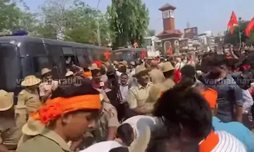 ಮಂಗಳೂರು | ಜೆರೋಸಾ ಶಾಲಾ ಶಿಕ್ಷಕಿಯ ಬಂಧನಕ್ಕೆ ಆಗ್ರಹಿಸಿ ವಿಎಚ್ ಪಿ, ಬಜರಂಗದಳದಿಂದ ಪ್ರತಿಭಟನೆ: ಹಲವರು ಪೊಲೀಸ್ ವಶಕ್ಕೆ