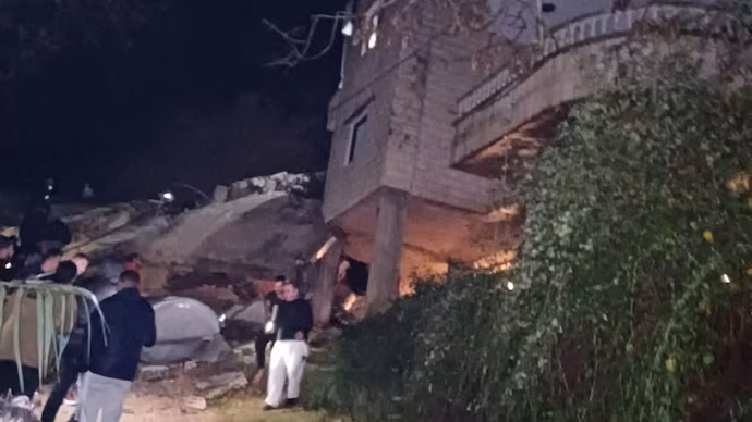 ಲೆಬನಾನ್: ನಿರಾಶ್ರಿತರಿದ್ದ ಕಟ್ಟಡ ಕುಸಿದು 4 ಮಂದಿ ಮೃತ್ಯು ಲೆಬನಾನ್: ನಿರಾಶ್ರಿತರಿದ್ದ ಕಟ್ಟಡ ಕುಸಿದು 4 ಮಂದಿ ಮೃತ್ಯು