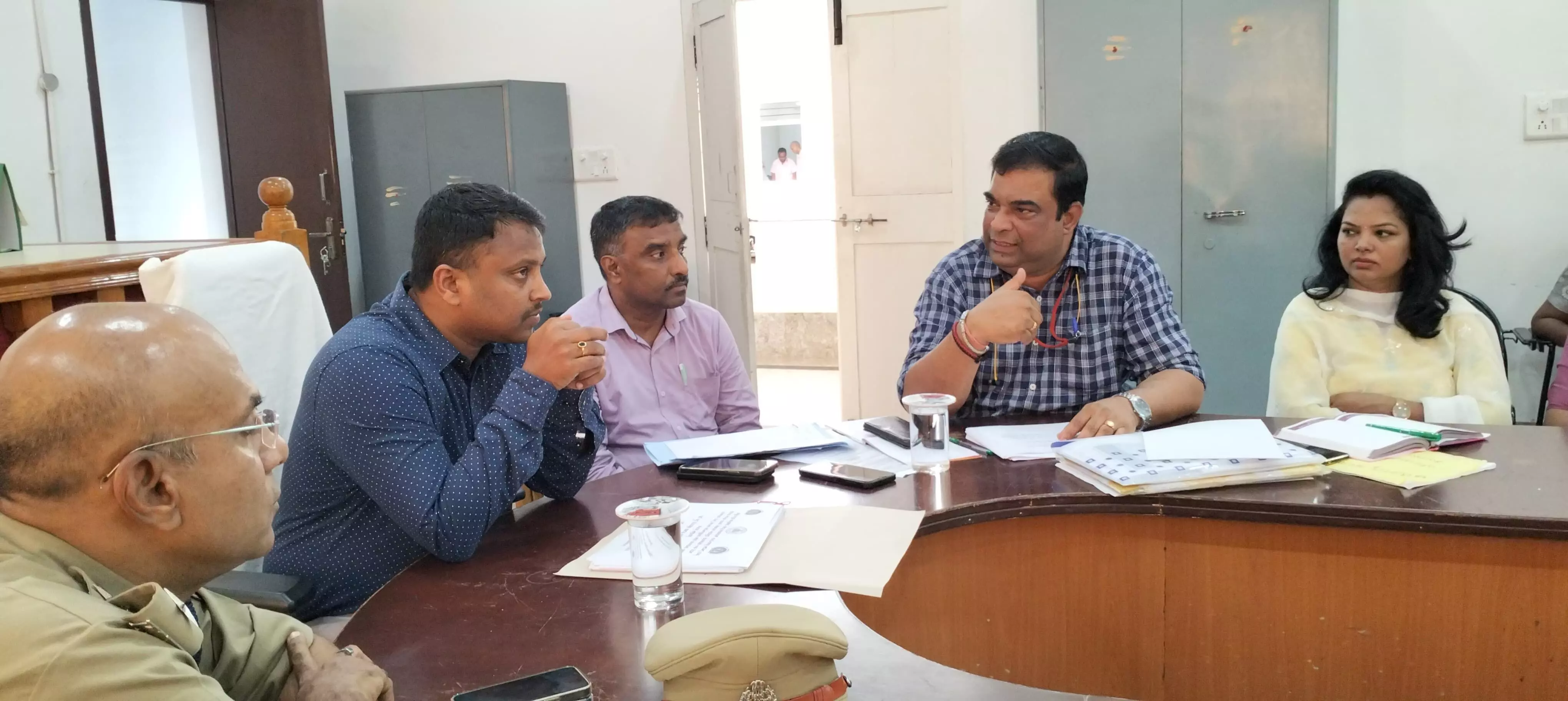 ಶಾಲೆ, ಕಾಲೇಜು ಬಳಿಯ ಅಂಗಡಿಗಳಲ್ಲಿ ತಂಬಾಕು ಮಾರಾಟದ ವಿರುದ್ಧ ಕ್ರಮಕ್ಕೆ ಎಸಿ ಹರ್ಷವರ್ಧನ್ ಸೂಚನೆ ಶಾಲೆ, ಕಾಲೇಜು ಬಳಿಯ ಅಂಗಡಿಗಳಲ್ಲಿ ತಂಬಾಕು ಮಾರಾಟದ ವಿರುದ್ಧ ಕ್ರಮಕ್ಕೆ ಎಸಿ ಹರ್ಷವರ್ಧನ್ ಸೂಚನೆ