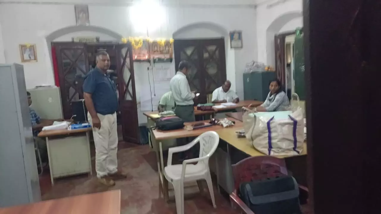 ಸೋಮವಾರಪೇಟೆ : ಸರ್ವೇಯರ್ ಲೋಕಾಯುಕ್ತ ಬಲೆಗೆ ಸೋಮವಾರಪೇಟೆ : ಸರ್ವೇಯರ್ ಲೋಕಾಯುಕ್ತ ಬಲೆಗೆ