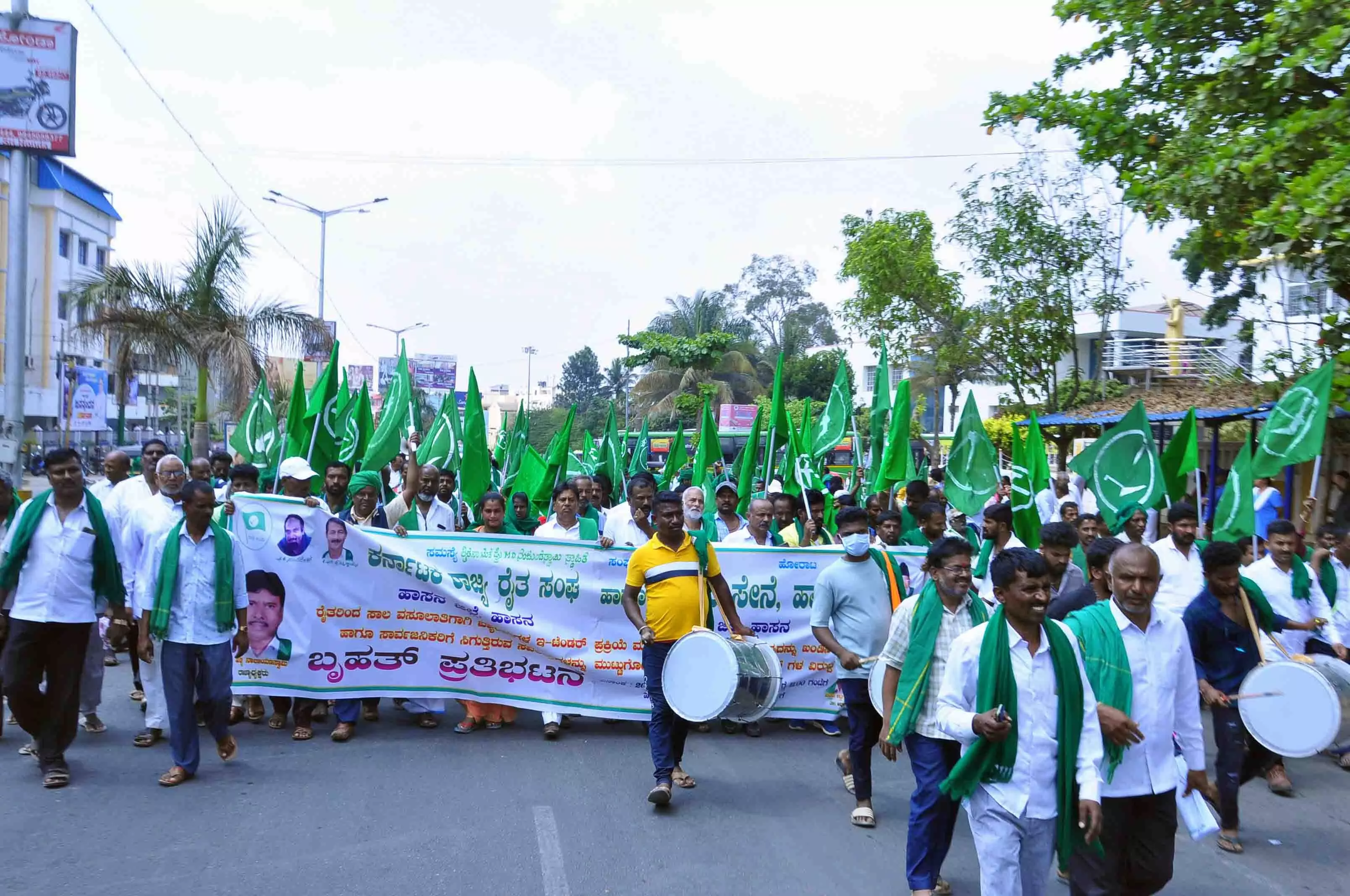 ಹಾಸನ : ರೈತರ ವಿವಿಧ ಸಮಸ್ಯೆಗಳನ್ನು ಬಗೆಹರಿಸಲು ಆಗ್ರಹಿಸಿ ರೈತ ಸಂಘದಿಂದ ಪ್ರತಿಭಟನೆ ಹಾಸನ : ರೈತರ ವಿವಿಧ ಸಮಸ್ಯೆಗಳನ್ನು ಬಗೆಹರಿಸಲು ಆಗ್ರಹಿಸಿ ರೈತ ಸಂಘದಿಂದ ಪ್ರತಿಭಟನೆ