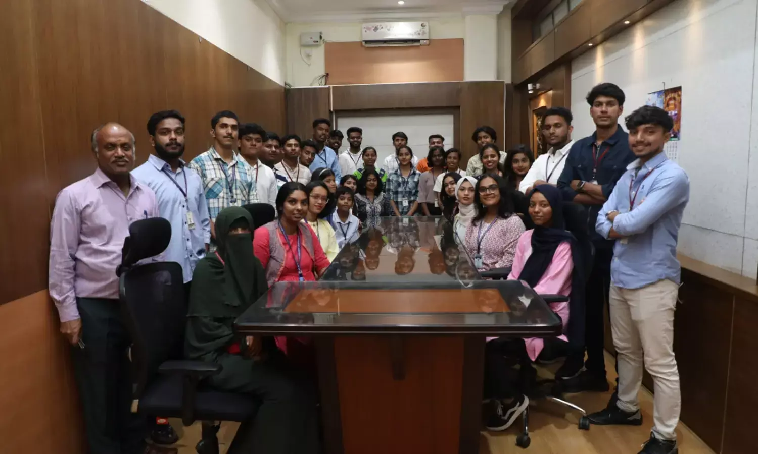 ವಿಧಾನಸಭೆ ಕಲಾಪವನ್ನು ಸಹಪಾಠಿಗಳ ಜತೆ ವೀಕ್ಷಿಸಿದ ಯು.ಟಿ ಖಾದರ್ ಪುತ್ರಿ ಹವ್ವಾ ನಸೀಮ