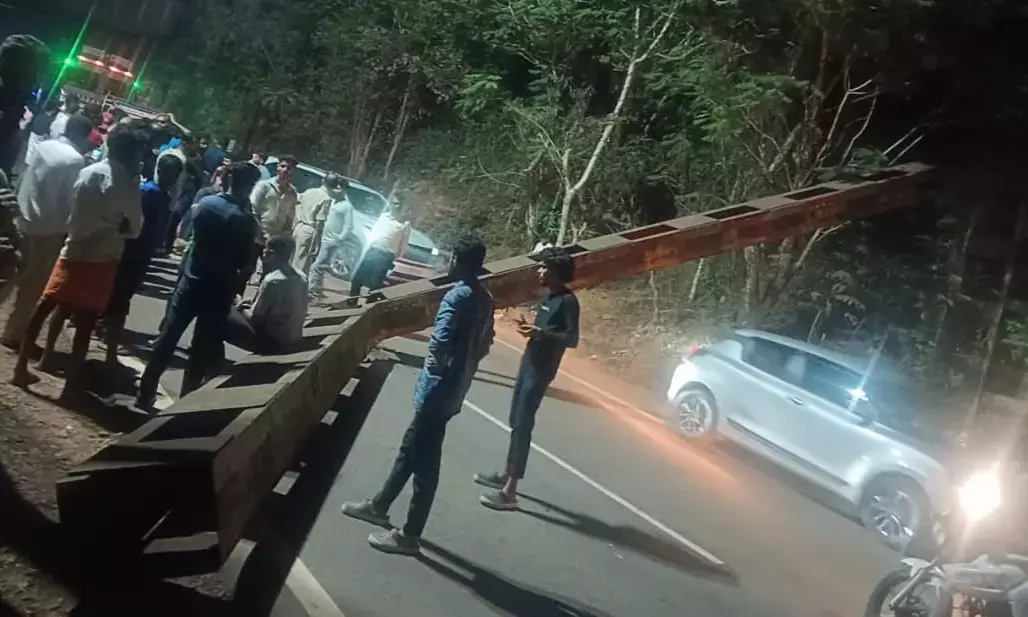 ವಿಟ್ಲ: ಹೆದ್ದಾರಿಗೆ ಅಡ್ಡವಾಗಿ ಬಿದ್ದ ರೈಲ್ವೇ ಸೇತುವೆಯ ಸೇಫ್ ಗಾರ್ಡ್