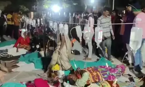 ಮಹಾರಾಷ್ಟ್ರ: ಧಾರ್ಮಿಕ ಕಾರ್ಯಕ್ರಮದಲ್ಲಿ ಆಹಾರ ಸೇವಿಸಿ ಅಸ್ವಸ್ಥರಾದ ಭಕ್ತರು; ನೂರಾರು ರೋಗಿಗಳಿಗೆ ರಸ್ತೆಯಲ್ಲೇ ಚಿಕಿತ್ಸೆ