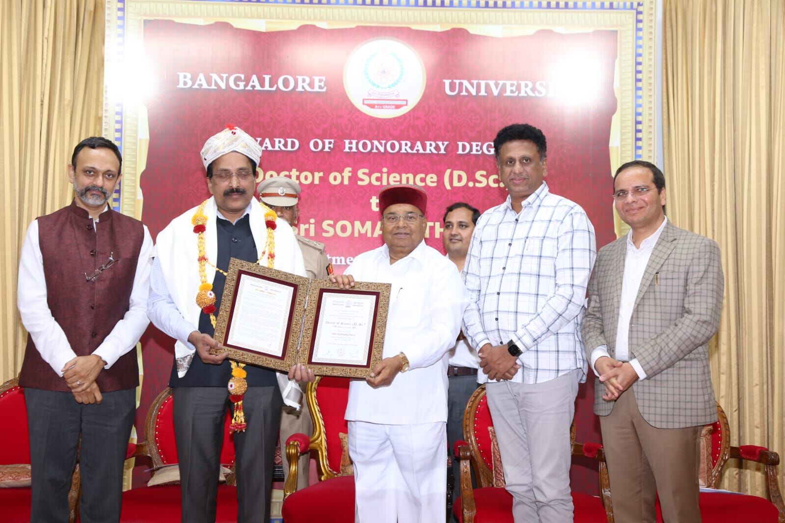 ಇಸ್ರೋ ಅಧ್ಯಕ್ಷ ಸೋಮನಾಥ್ ಅವರಿಗೆ ಗೌರವ ಡಾಕ್ಟರೇಟ್ ಪ್ರದಾನ ಮಾಡಿದ ರಾಜ್ಯಪಾಲ ಗೆಹ್ಲೋಟ್