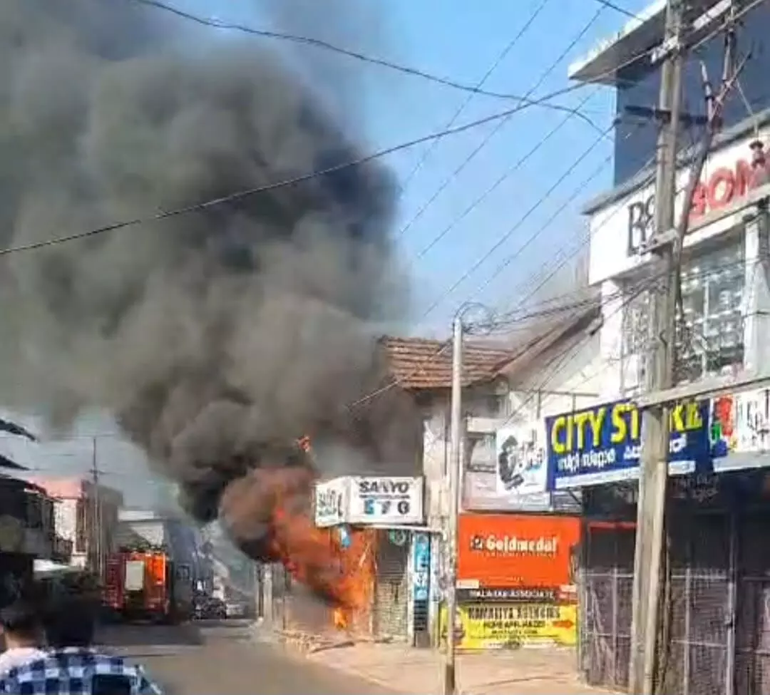 ಕಾಸರಗೋಡು: ಬೆಂಕಿ ಆಕಸ್ಮಿಕ; ಎರಡು ಮಳಿಗೆಗಳು ಅಗ್ನಿಗಾಹುತಿ