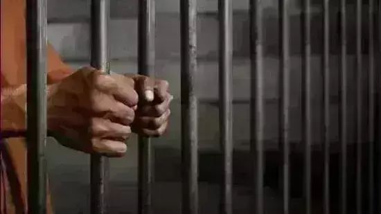 ಲೈಂಗಿಕ ದೌರ್ಜನ್ಯ ಪ್ರಕರಣ: ಮಾಜಿ ಫುಟ್ಬಾಲ್ ಆಟಗಾರನಿಗೆ 4.5 ವರ್ಷ ಜೈಲು ಶಿಕ್ಷೆ ಲೈಂಗಿಕ ದೌರ್ಜನ್ಯ ಪ್ರಕರಣ: ಮಾಜಿ ಫುಟ್ಬಾಲ್ ಆಟಗಾರನಿಗೆ 4.5 ವರ್ಷ ಜೈಲು ಶಿಕ್ಷೆ