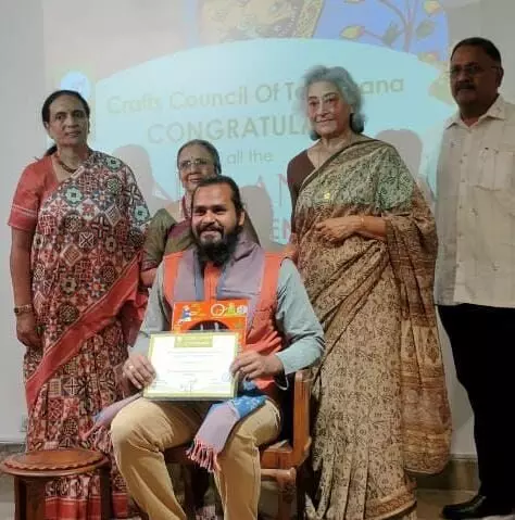 ಉಡುಪಿಯ ಕಾವಿ ಕಲಾವಿದನಿಗೆ ರಾಷ್ಟ್ರೀಯ ಪುರಸ್ಕಾರ ಉಡುಪಿಯ ಕಾವಿ ಕಲಾವಿದನಿಗೆ ರಾಷ್ಟ್ರೀಯ ಪುರಸ್ಕಾರ