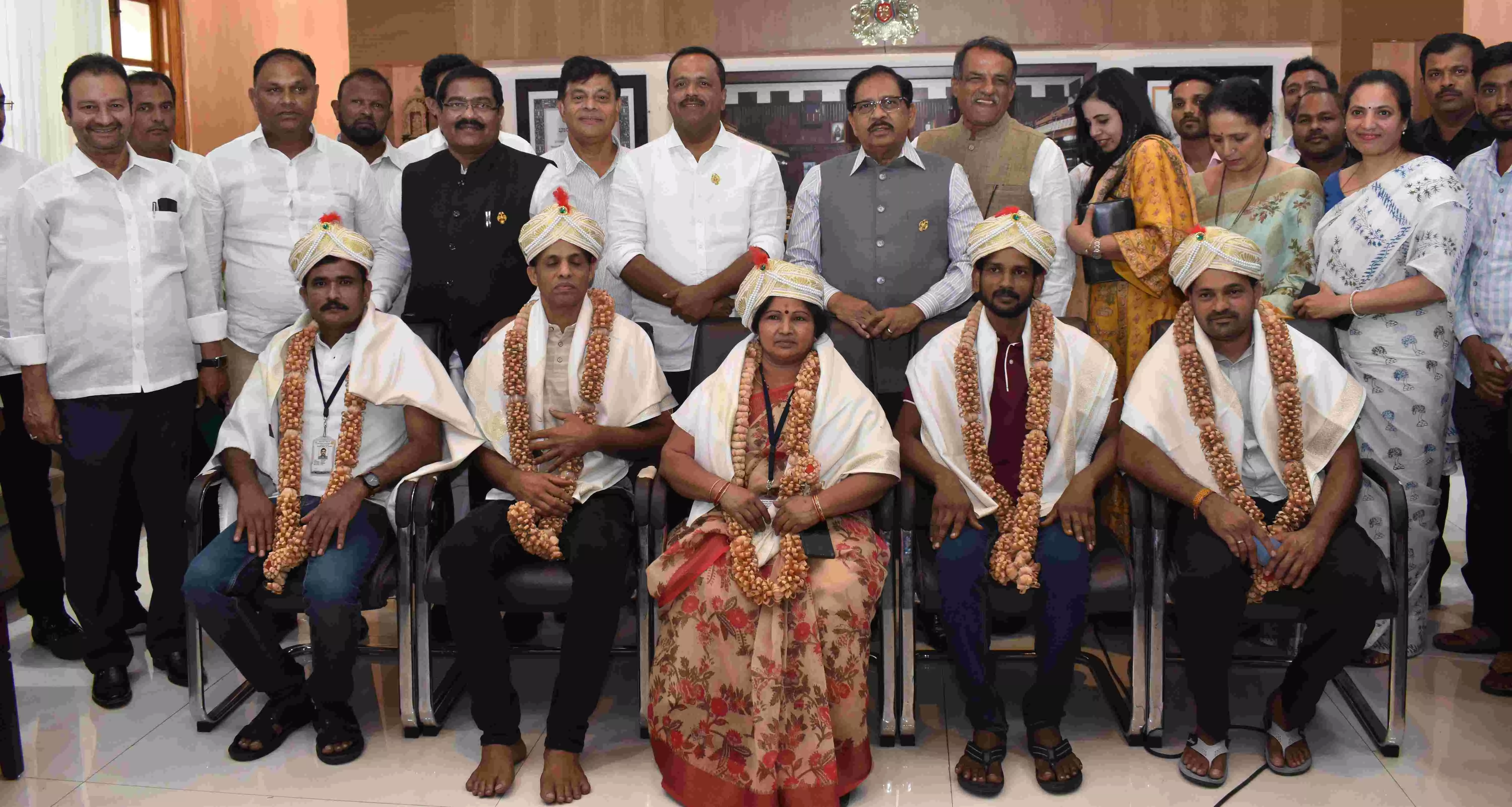 ವಿಧಾನ ಸಭಾಧ್ಯಕ್ಷ ಯು.ಟಿ. ಖಾದರ್ ರನ್ನು ಭೇಟಿಯಾದ ಕೇರಳದ ಕಲಾರಿ ಸಂಸ್ಥೆಯ ಗುರುಗಳು ವಿಧಾನ ಸಭಾಧ್ಯಕ್ಷ ಯು.ಟಿ. ಖಾದರ್ ರನ್ನು ಭೇಟಿಯಾದ ಕೇರಳದ ಕಲಾರಿ ಸಂಸ್ಥೆಯ ಗುರುಗಳು