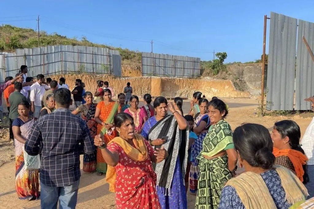 ಹೊಸ ಕಲ್ಲು ಕ್ವಾರಿ ವಿರೋಧಿಸಿ ಬೆಂಗ್ರೆ ಮಲ್ಲಾರಿ ಗ್ರಾಮಸ್ಥರಿಂದ ಪ್ರತಿಭಟನೆ ಹೊಸ ಕಲ್ಲು ಕ್ವಾರಿ ವಿರೋಧಿಸಿ ಬೆಂಗ್ರೆ ಮಲ್ಲಾರಿ ಗ್ರಾಮಸ್ಥರಿಂದ ಪ್ರತಿಭಟನೆ