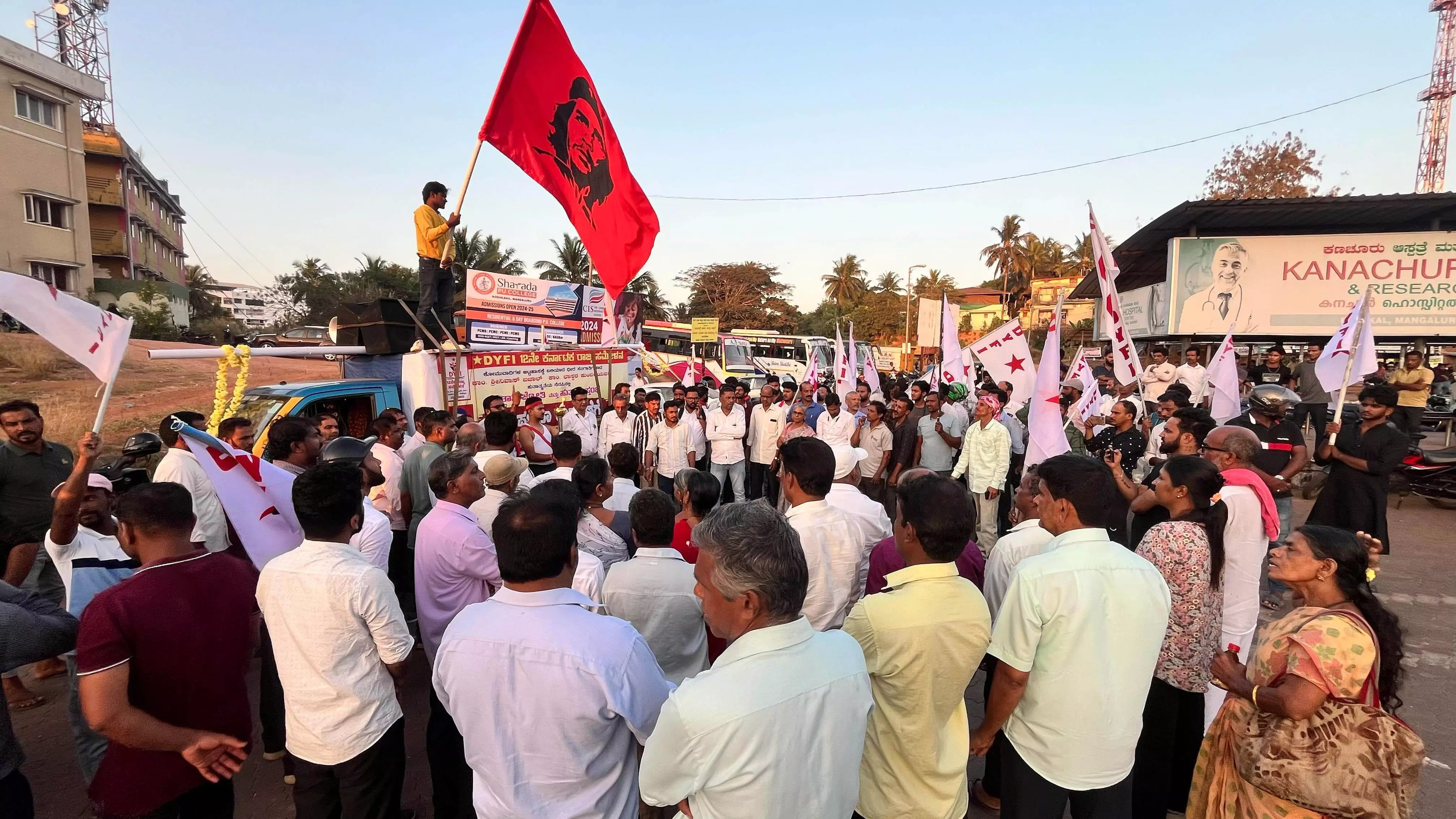 ದೇಹ ಛಿದ್ರವಾದರೂ ದೇಶ ಛಿದ್ರಗೊಳ್ಳಲು ಬಿಡಲಾರೆವು: ಬಸವರಾಜ ಪೂಜಾರ ದೇಹ ಛಿದ್ರವಾದರೂ ದೇಶ ಛಿದ್ರಗೊಳ್ಳಲು ಬಿಡಲಾರೆವು: ಬಸವರಾಜ ಪೂಜಾರ