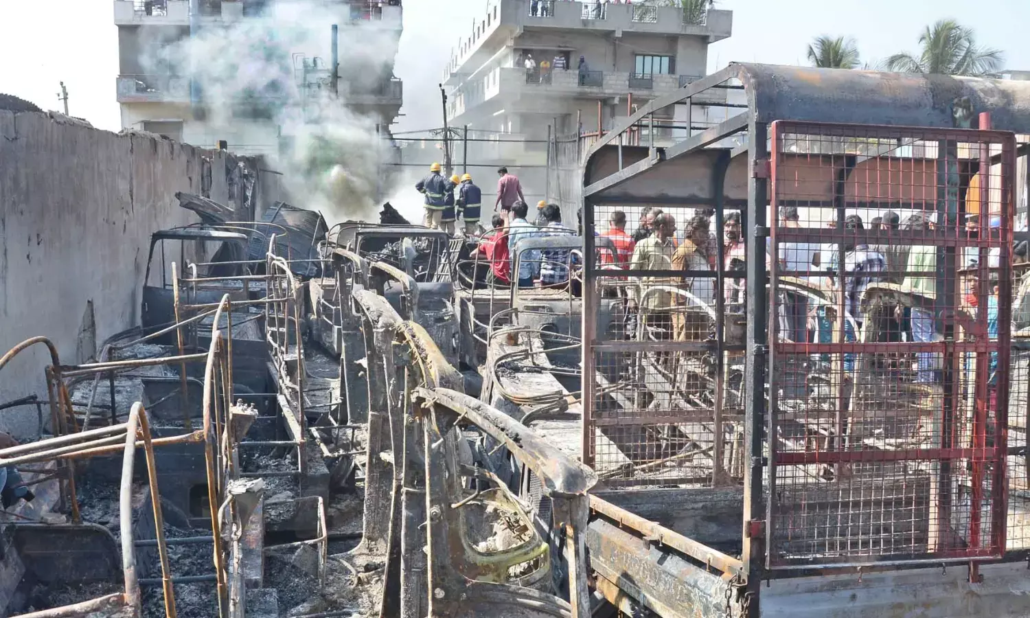 ಬೆಂಗಳೂರು | ಭಾರೀ ಅಗ್ನಿ ಅವಘಡ : 30ಕ್ಕೂ ಅಧಿಕ ವಾಹನ ಬೆಂಕಿಗಾಹುತಿ