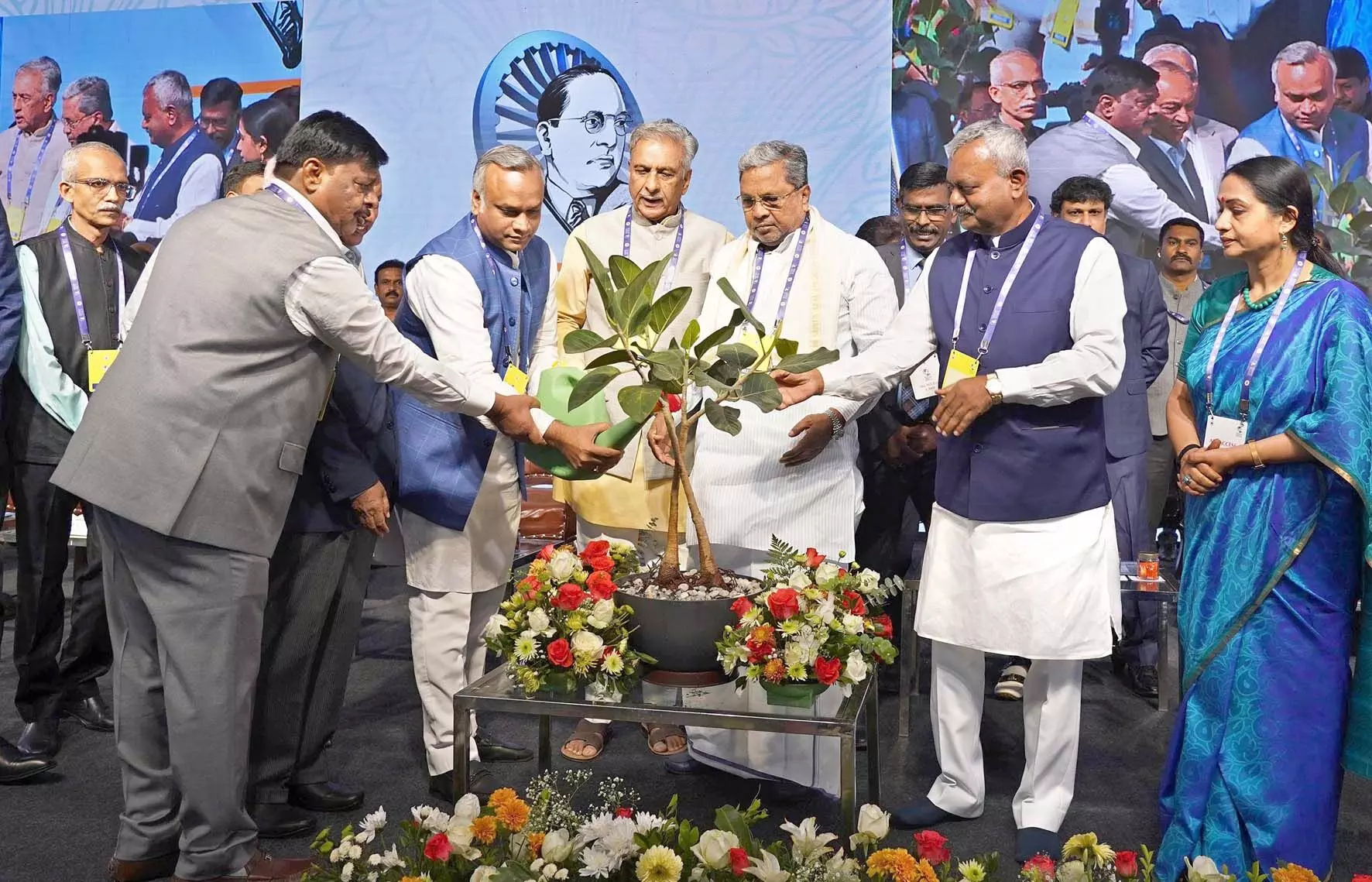 ಸಂವಿಧಾನ ಸಮಾವೇಶ ಕಣ್ತುಂಬಿಕೊಂಡ ಯುವ ವರ್ಗ..! ಸಂವಿಧಾನ ಸಮಾವೇಶ ಕಣ್ತುಂಬಿಕೊಂಡ ಯುವ ವರ್ಗ..!