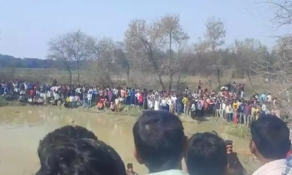 ಕೆರೆಗೆ ಉರುಳಿದ ಟ್ರ್ಯಾಕ್ಟರ್ ಟ್ರಾಲಿ: 8 ಮಕ್ಕಳು ಸೇರಿದಂತೆ 15 ಮಂದಿ ಮೃತ್ಯು