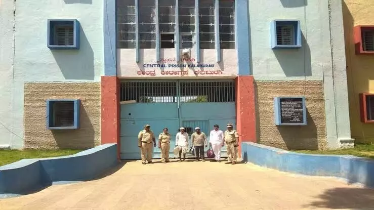 ಕಲಬುರಗಿ ಜೈಲಿನಲ್ಲಿ ಖೈದಿಗಳ ನಡುವೆ ಗಲಾಟೆ: ಮಾರಕಾಸ್ತ್ರ, ಮೊಬೈಲ್, ಹಣ ವಶಪಡಿಸಿಕೊಂಡ ಪೊಲೀಸರು