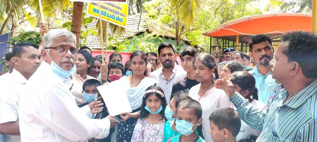 ಗಂಗೊಳ್ಳಿ ಪಂಜುರ್ಲಿ ದೈವಸ್ಥಾನದ ಬಳಿ ತೆರೆದ ಚರಂಡಿ ದುರಸ್ತಿಗೆ ಆಗ್ರಹಿಸಿ ಧರಣಿ ಗಂಗೊಳ್ಳಿ ಪಂಜುರ್ಲಿ ದೈವಸ್ಥಾನದ ಬಳಿ ತೆರೆದ ಚರಂಡಿ ದುರಸ್ತಿಗೆ ಆಗ್ರಹಿಸಿ ಧರಣಿ