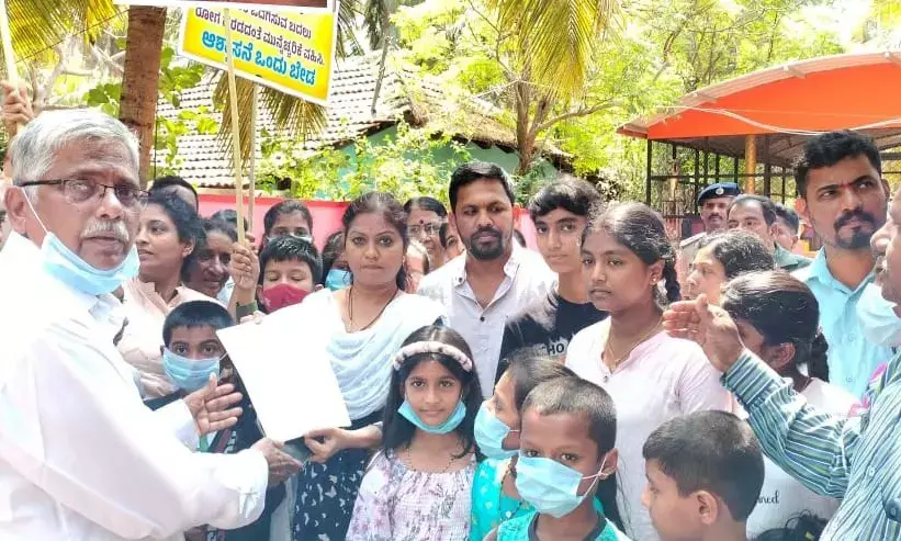 ಗಂಗೊಳ್ಳಿ ಪಂಜುರ್ಲಿ ದೈವಸ್ಥಾನದ ಬಳಿ ತೆರೆದ ಚರಂಡಿ ದುರಸ್ತಿಗೆ ಆಗ್ರಹಿಸಿ ಧರಣಿ