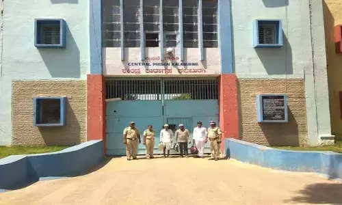 ಕಲಬುರಗಿ ಜೈಲಿನಲ್ಲಿ ಖೈದಿಗಳ ನಡುವೆ ಗಲಾಟೆ: ಮಾರಕಾಸ್ತ್ರ, ಮೊಬೈಲ್, ಹಣ ವಶಪಡಿಸಿಕೊಂಡ ಪೊಲೀಸರು