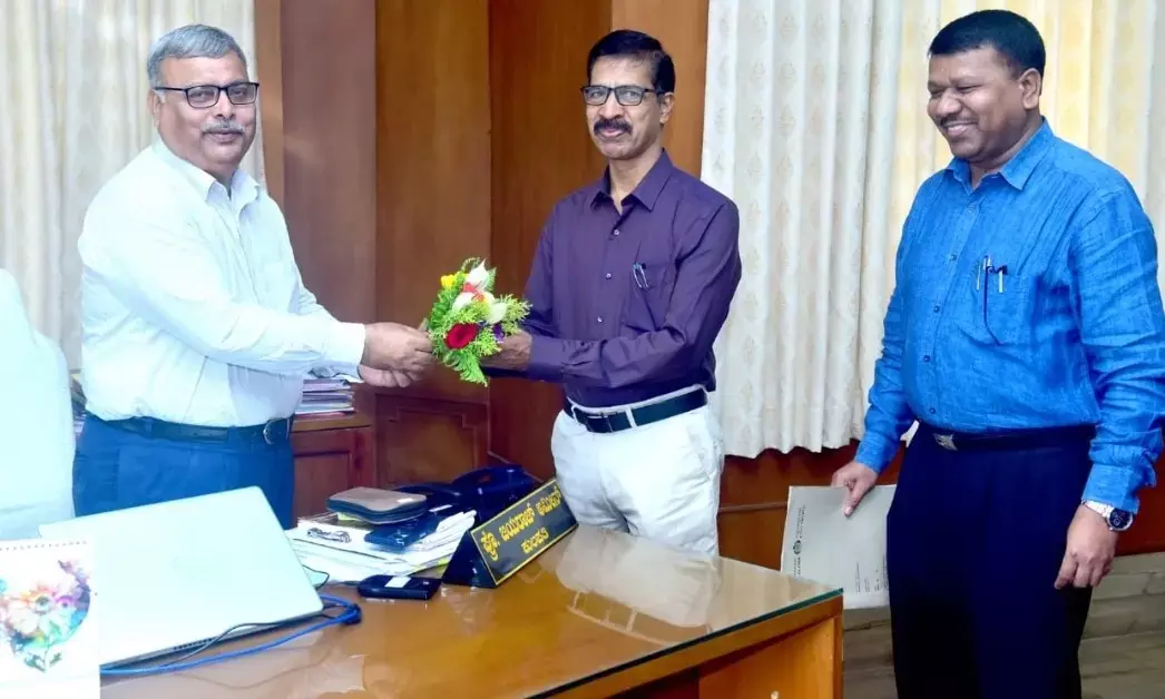 ಮಂಗಳೂರು ವಿವಿ ಕುಲಸಚಿವರಾಗಿ ರಾಜು ಮೋಗವೀರ ಅಧಿಕಾರ ಸ್ವೀಕಾರ