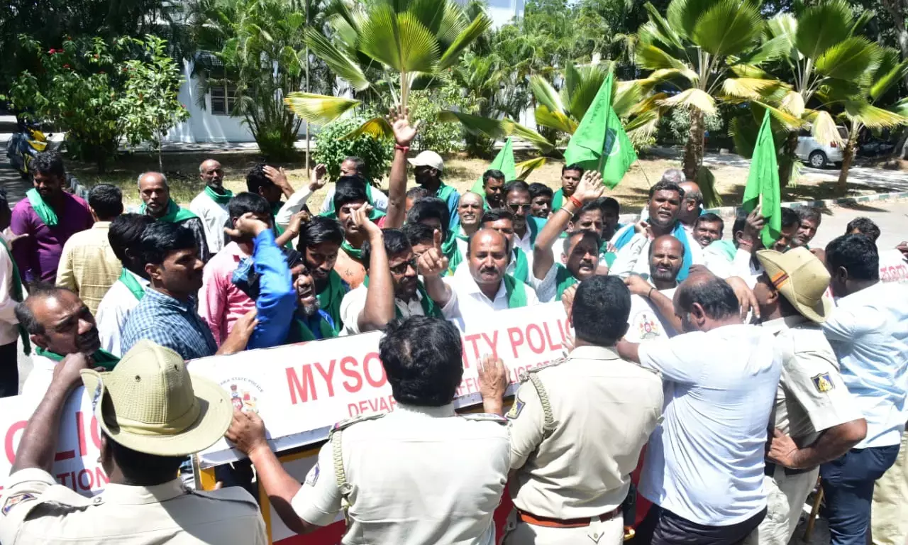 ಸಂಸದ ಪ್ರತಾಪ್ ಸಿಂಹ ಕಚೇರಿಗೆ ರೈತರಿಂದ ಮುತ್ತಿಗೆ ಯತ್ನ: ಪೊಲೀಸರು ರೈತರ ನಡುವೆ ಮಾತಿನ ಚಕಮಕಿ