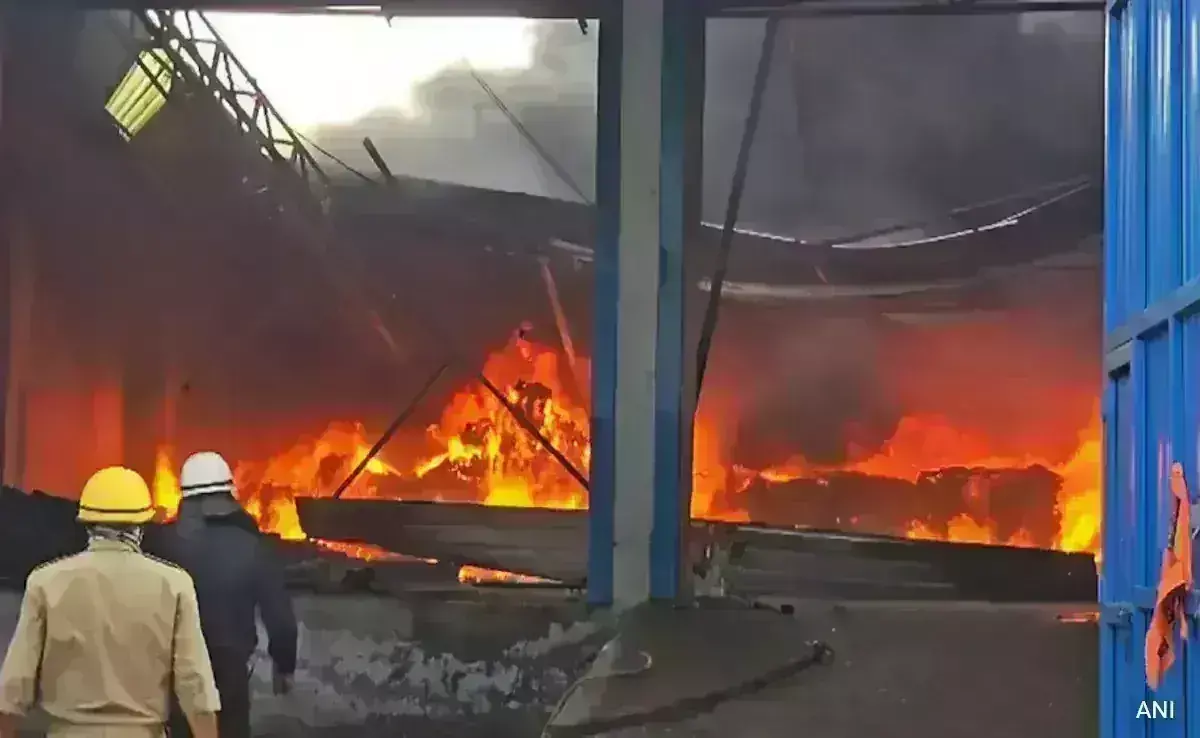 ಮುಂಬೈ : ಸಾಂತಾಕ್ರೂಝ್ ನ ವಾಣಿಜ್ಯ ಕೇಂದ್ರದಲ್ಲಿ ಅಗ್ನಿ ಅವಘಡ; 37 ಮಂದಿಯ ರಕ್ಷಣೆ