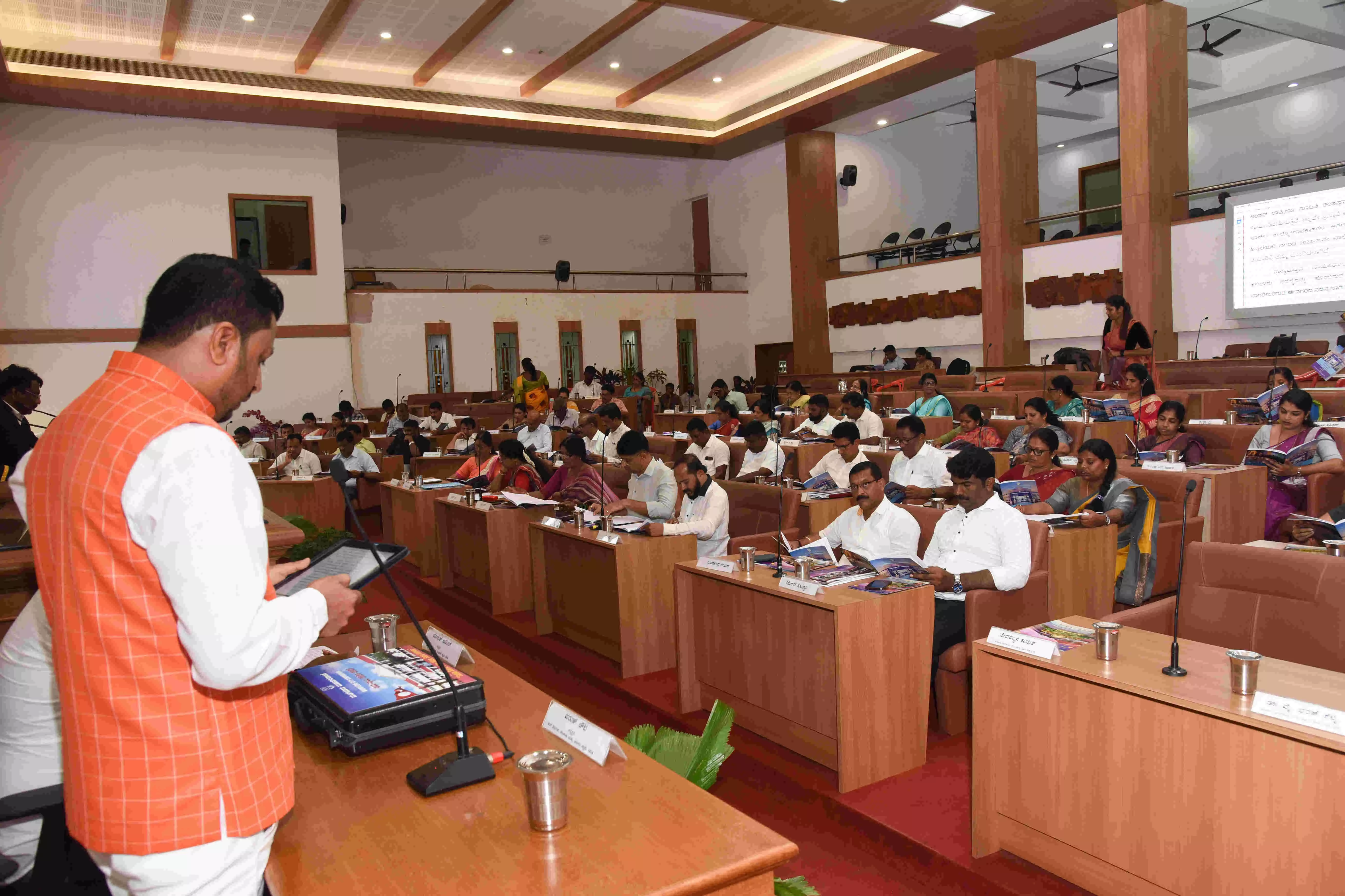 ಮಂಗಳೂರು ಮಹಾನಗರ ಪಾಲಿಕೆ: 157.43 ಕೋಟಿ ರೂ. ಮಿಗತೆ ಬಜೆಟ್ ಮಂಡನೆ ಮಂಗಳೂರು ಮಹಾನಗರ ಪಾಲಿಕೆ: 157.43 ಕೋಟಿ ರೂ. ಮಿಗತೆ ಬಜೆಟ್ ಮಂಡನೆ