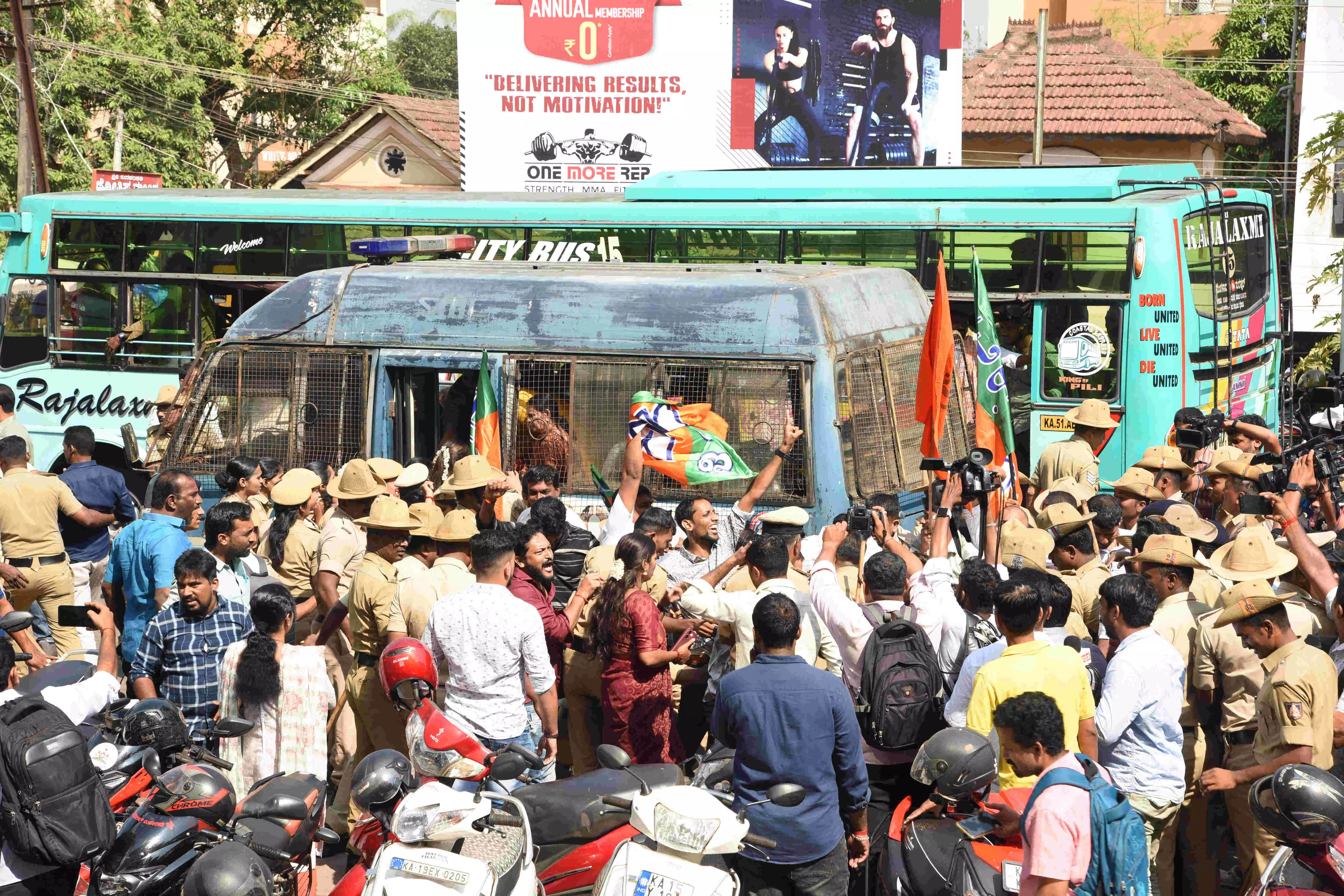 ದ.ಕ. ಕಾಂಗ್ರೆಸ್ ಕಚೇರಿಗೆ ಮುತ್ತಿಗೆ ಯತ್ನ: ಬಿಜೆಪಿ ಯುವ ಮೋರ್ಚಾ ಕಾರ್ಯಕರ್ತರು ಪೊಲೀಸ್ ವಶಕ್ಕೆ ದ.ಕ. ಕಾಂಗ್ರೆಸ್ ಕಚೇರಿಗೆ ಮುತ್ತಿಗೆ ಯತ್ನ: ಬಿಜೆಪಿ ಯುವ ಮೋರ್ಚಾ ಕಾರ್ಯಕರ್ತರು ಪೊಲೀಸ್ ವಶಕ್ಕೆ