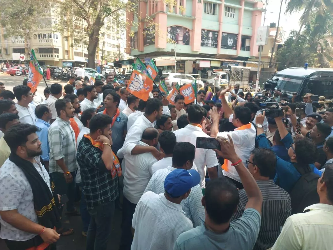 ಉಡುಪಿ ಕಾಂಗ್ರೆಸ್ ಭವನಕ್ಕೆ ಮುತ್ತಿಗೆ ಯತ್ನ: ಶಾಸಕ ಸಹಿತ ಬಿಜೆಪಿ ಕಾರ್ಯಕರ್ತರು ಪೊಲೀಸ್ ವಶಕ್ಕೆ ಉಡುಪಿ ಕಾಂಗ್ರೆಸ್ ಭವನಕ್ಕೆ ಮುತ್ತಿಗೆ ಯತ್ನ: ಶಾಸಕ ಸಹಿತ ಬಿಜೆಪಿ ಕಾರ್ಯಕರ್ತರು ಪೊಲೀಸ್ ವಶಕ್ಕೆ