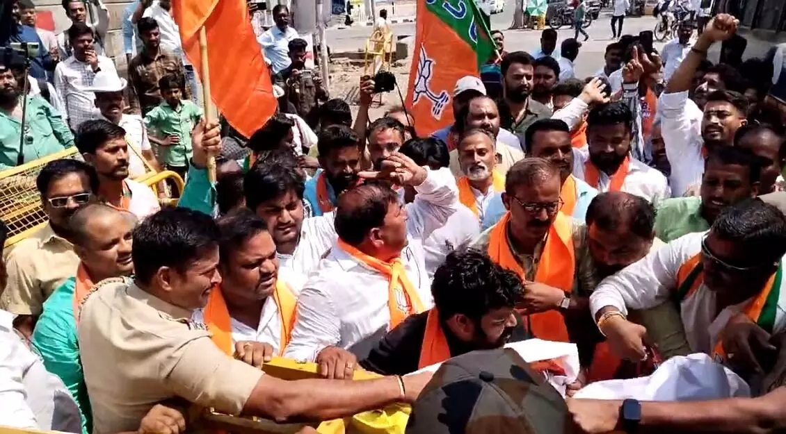 ವಿಜಯಪುರ: ಬಿಜೆಪಿ ಕಾರ್ಯಕರ್ತರಿಂದ  ಕಾಂಗ್ರೆಸ್ ಕಚೇರಿಗೆ ಮುತ್ತಿಗೆ ಯತ್ನ