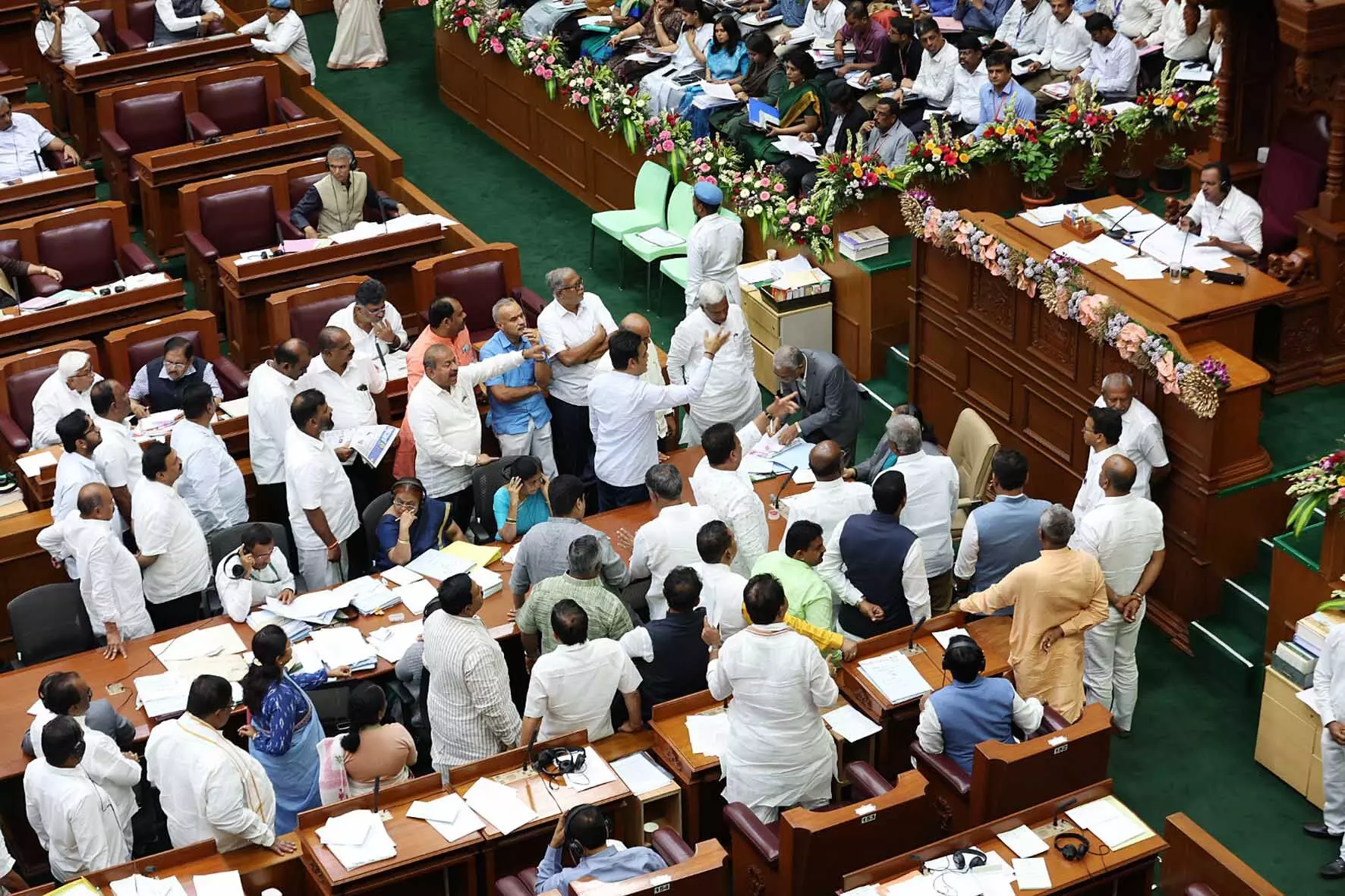 ಬಿಜೆಪಿ - ಕಾಂಗ್ರೆಸ್ ಜಟಾಪಟಿ : ವಿಧಾನಸಭೆ ಕಲಾಪ ಗುರುವಾರಕ್ಕೆ ವಿಸ್ತರಣೆ ಬಿಜೆಪಿ - ಕಾಂಗ್ರೆಸ್ ಜಟಾಪಟಿ : ವಿಧಾನಸಭೆ ಕಲಾಪ ಗುರುವಾರಕ್ಕೆ ವಿಸ್ತರಣೆ