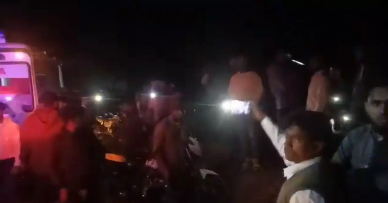 ರೈಲಿನಲ್ಲಿ ಬೆಂಕಿ ವದಂತಿ | ಜೀವ ರಕ್ಷಣೆಗೆ ಬೋಗಿಯಿಂದಿಳಿದವರ ಮೇಲೆ ಹರಿದ ಮತ್ತೊಂದು ರೈಲು ; ಕನಿಷ್ಠ 12 ಮೃತ್ಯು, ಹಲವರಿಗೆ ಗಾಯ ರೈಲಿನಲ್ಲಿ ಬೆಂಕಿ ವದಂತಿ | ಜೀವ ರಕ್ಷಣೆಗೆ ಬೋಗಿಯಿಂದಿಳಿದವರ ಮೇಲೆ ಹರಿದ ಮತ್ತೊಂದು ರೈಲು ; ಕನಿಷ್ಠ 12 ಮೃತ್ಯು, ಹಲವರಿಗೆ ಗಾಯ