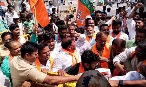 ವಿಜಯಪುರ: ಬಿಜೆಪಿ ಕಾರ್ಯಕರ್ತರಿಂದ  ಕಾಂಗ್ರೆಸ್ ಕಚೇರಿಗೆ ಮುತ್ತಿಗೆ ಯತ್ನ