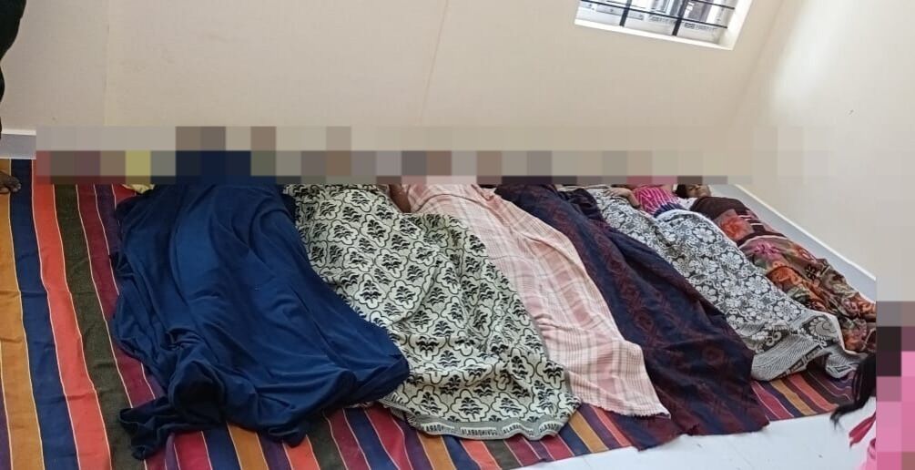 ವಿಜಯಪುರ | ಸಂತಾನಹರಣ ಶಸ್ತ್ರಚಿಕಿತ್ಸೆ ಮಾಡಿಸಿಕೊಂಡ ಮಹಿಳೆಯರನ್ನು ನೆಲದ ಮೇಲೆ ಮಲಗಿಸಿದ ಆರೋಪ : ಆಸ್ಪತ್ರೆ ಸಿಬ್ಬಂದಿಗಳ ವಿರುದ್ಧ ಆಕ್ರೋಶ