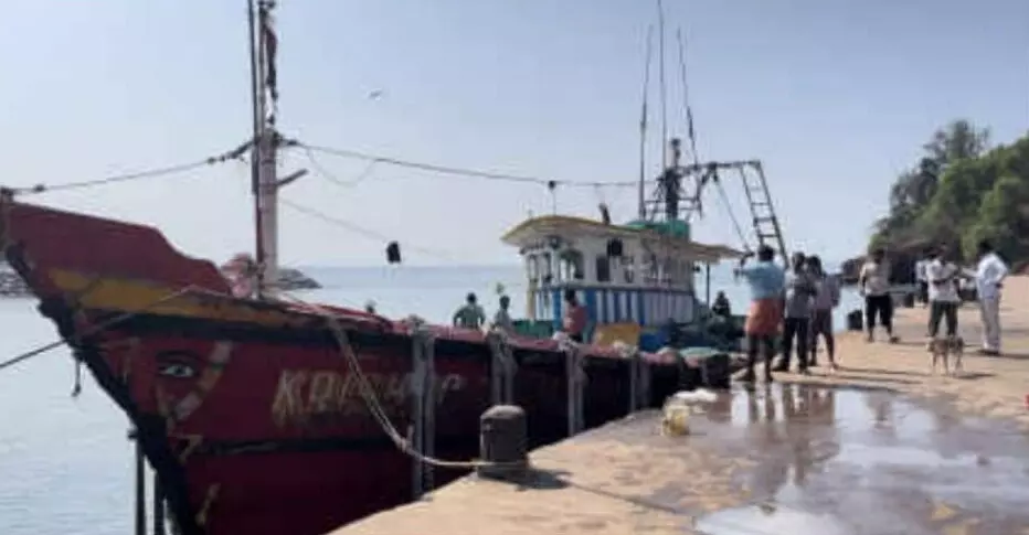 ನಿಷೇಧಿತ ಪ್ರದೇಶದಲ್ಲಿ ಮೀನುಗಾರಿಕೆ ಆರೋಪ: ಬೋಟ್ ದಡಕ್ಕೆ ಎಳೆದು ತಂದ ಪ್ರಕರಣಕ್ಕೆ ಹೊಸ ತಿರುವು ನಿಷೇಧಿತ ಪ್ರದೇಶದಲ್ಲಿ ಮೀನುಗಾರಿಕೆ ಆರೋಪ: ಬೋಟ್ ದಡಕ್ಕೆ ಎಳೆದು ತಂದ ಪ್ರಕರಣಕ್ಕೆ ಹೊಸ ತಿರುವು