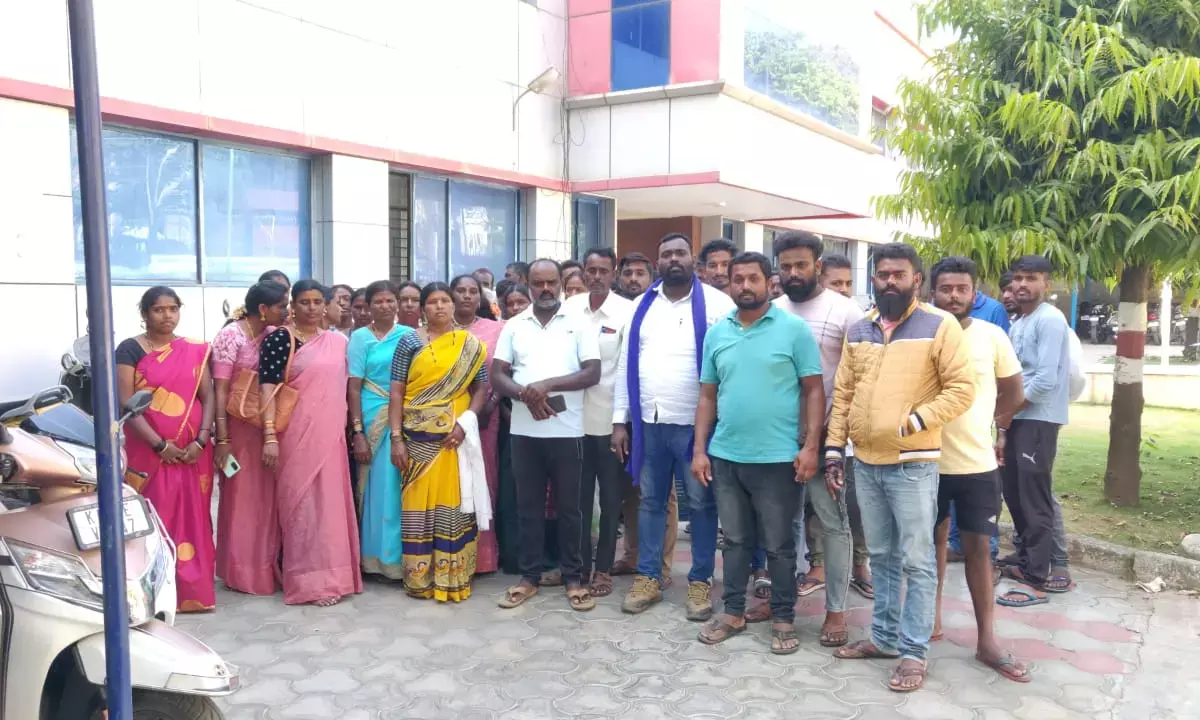 ಹಾಸನ : ದೇವಸ್ಥಾನಕ್ಕೆ ಪ್ರವೇಶ ನೀಡುವಂತೆ ಆಗ್ರಹಿಸಿ ಮಡೇನೂರು ಗ್ರಾಮಸ್ಥರಿಂದ ಎಸ್ಪಿ ಕಚೇರಿಗೆ ಮನವಿ