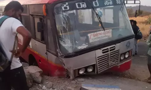 ಚಾಮರಾಜನಗರ: ಮನೆಯ ಕಾಂಪೌಂಡ್ ಗೆ ಕೆಎಸ್ಸಾರ್ಟಿಸಿ ಬಸ್ ಢಿಕ್ಕಿ; ಪ್ರಯಾಣಿಕರಿಗೆ ಗಾಯ