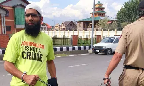 ಕಾಶ್ಮೀರಿ ಪತ್ರಕರ್ತನ ಬಂಧನಕ್ಕೆ ಹೈಕೋರ್ಟ್ ಅಸಮಾಧಾನ: 5 ವರ್ಷಗಳ ಬಳಿಕ ಜೈಲಿನಿಂದ ಹೊರ ಬಂದ ಆಸಿಫ್ ಸುಲ್ತಾನ್