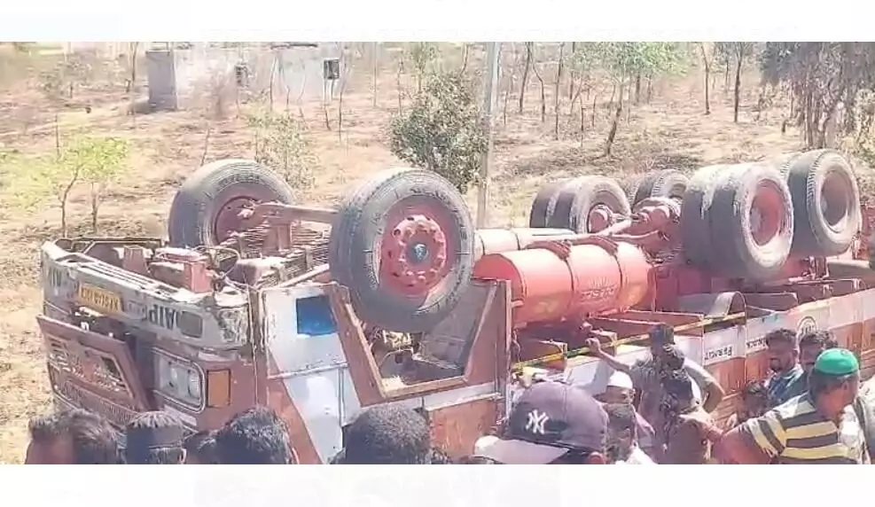 ಚಾಮರಾಜನಗರ: ಸಿಮೆಂಟ್ ಸಾಗಾಟದ ಲಾರಿ ಪಲ್ಟಿ; ಚಾಲಕ ಮೃತ್ಯು ಚಾಮರಾಜನಗರ: ಸಿಮೆಂಟ್ ಸಾಗಾಟದ ಲಾರಿ ಪಲ್ಟಿ; ಚಾಲಕ ಮೃತ್ಯು