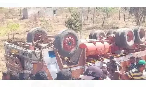 ಚಾಮರಾಜನಗರ: ಸಿಮೆಂಟ್‌ ಸಾಗಾಟದ ಲಾರಿ ಪಲ್ಟಿ; ಚಾಲಕ ಮೃತ್ಯು