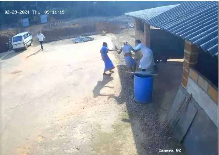 ವಿಟ್ಲ | ಪರಿಯಾಲ್ತಡ್ಕದಲ್ಲಿ ಪಾದ್ರಿಯಿಂದ ವೃದ್ಧ ದಂಪತಿಗೆ ಹಲ್ಲೆ: ವೀಡಿಯೊ ವೈರಲ್ ವಿಟ್ಲ | ಪರಿಯಾಲ್ತಡ್ಕದಲ್ಲಿ ಪಾದ್ರಿಯಿಂದ ವೃದ್ಧ ದಂಪತಿಗೆ ಹಲ್ಲೆ: ವೀಡಿಯೊ ವೈರಲ್